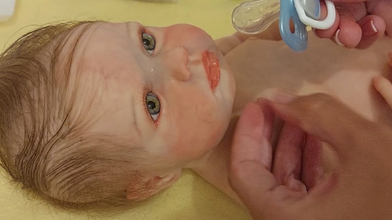 Cuidando do mais lindo Bebê de silicone, Davi Taking care of the most