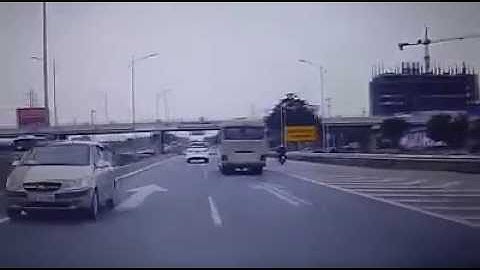 Ô tô phóng ngược chiều trên cao tốc Hà Nội - Bắc Giang