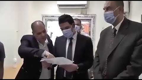 رئيس الوزراء يقدم اعتذار للطبيبه بعد هذة الواقعه رأيكم مين غلطان محافظ سوهاج ولا الطبيبة. ولا قانون