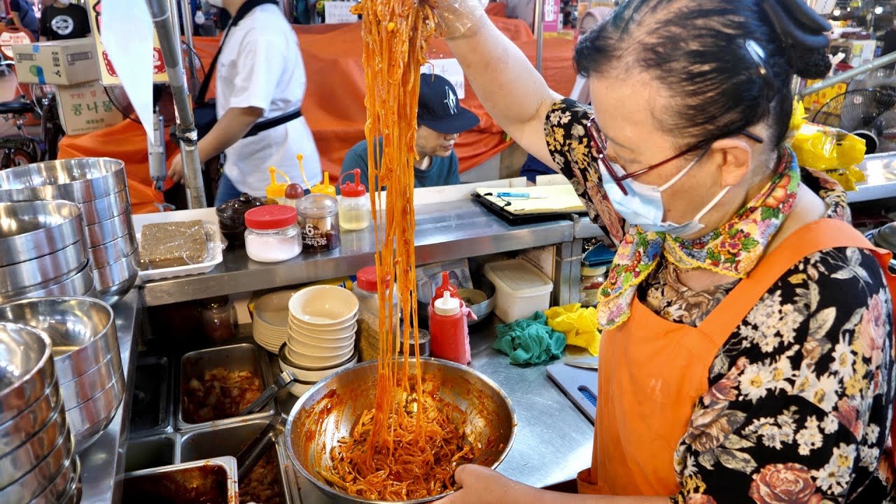Корейская традиционная рыночная острая лапша, корейская уличная еда