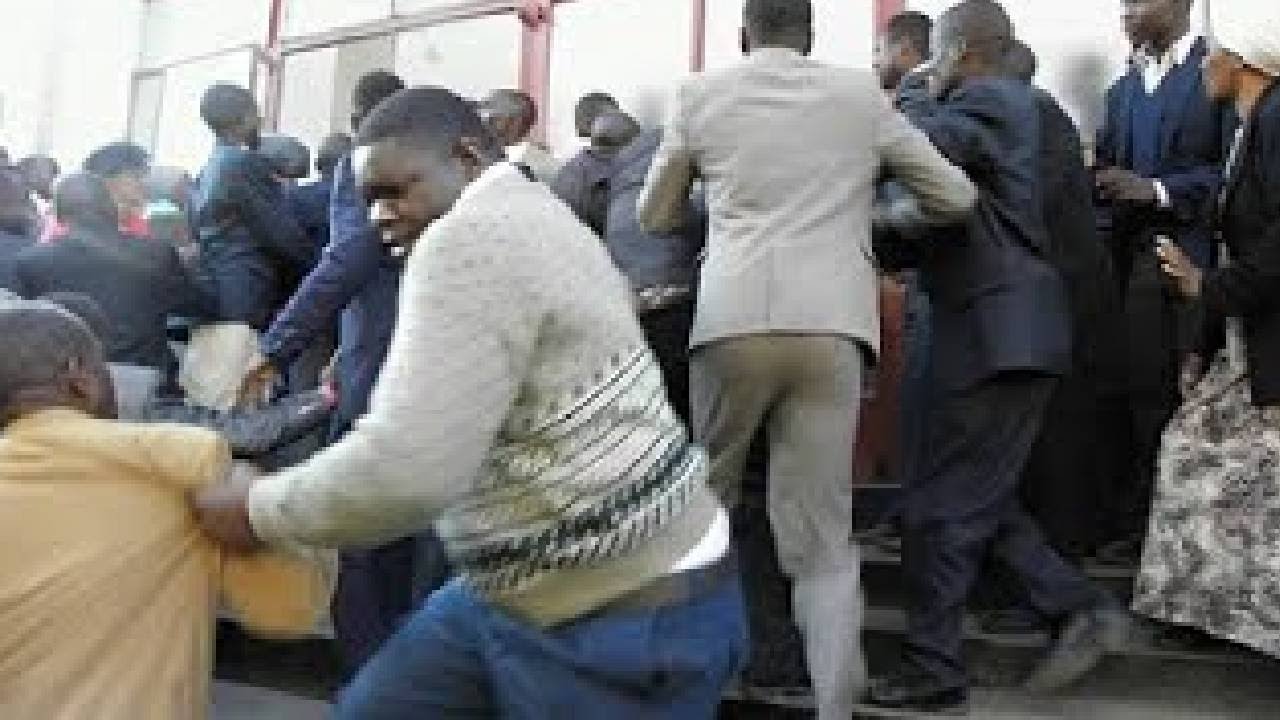 KIMANI ICHUNGWA ESCAPE MOB BEATING  IN KIAMBU AFTER CLASHING WITH KIAMBU MCAs AND DISRESPECT THEM