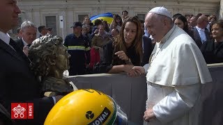 Bianca Senna e Papa Francisco no Vaticano