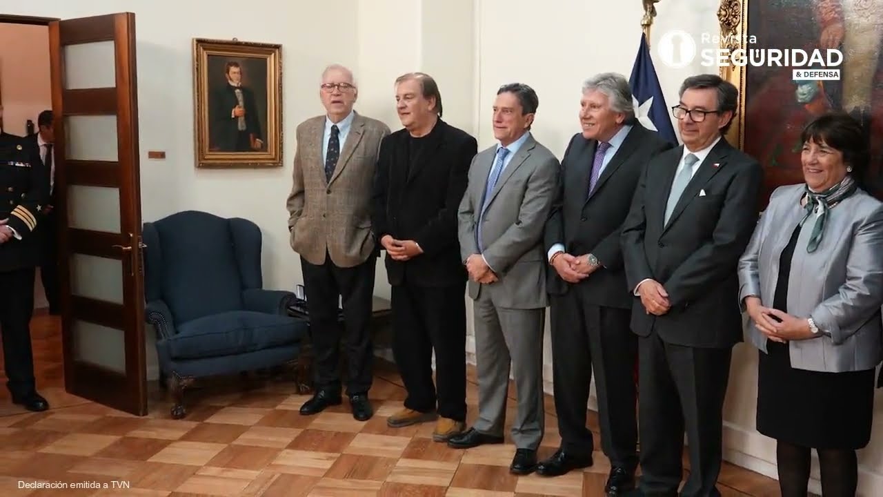 Ministro de Defensa sostiene encuentro de trabajo con 9 ex titulares de la cartera