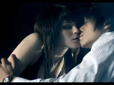 ضميني وانسي الدنيا