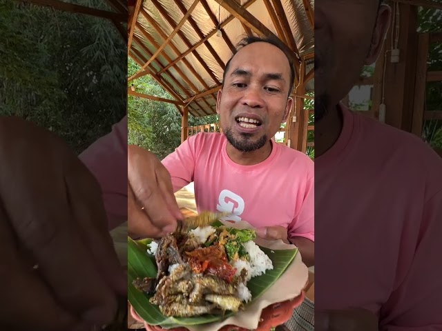 Cak Budi makan di Warung Sawah Tentrem class=