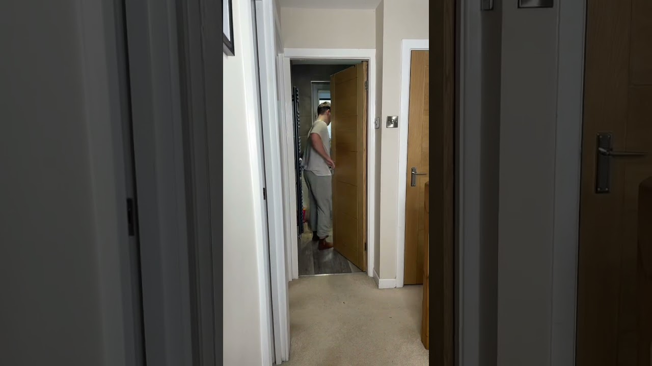 Розыгрыш с пищевой пленкой над моим парнем😂 