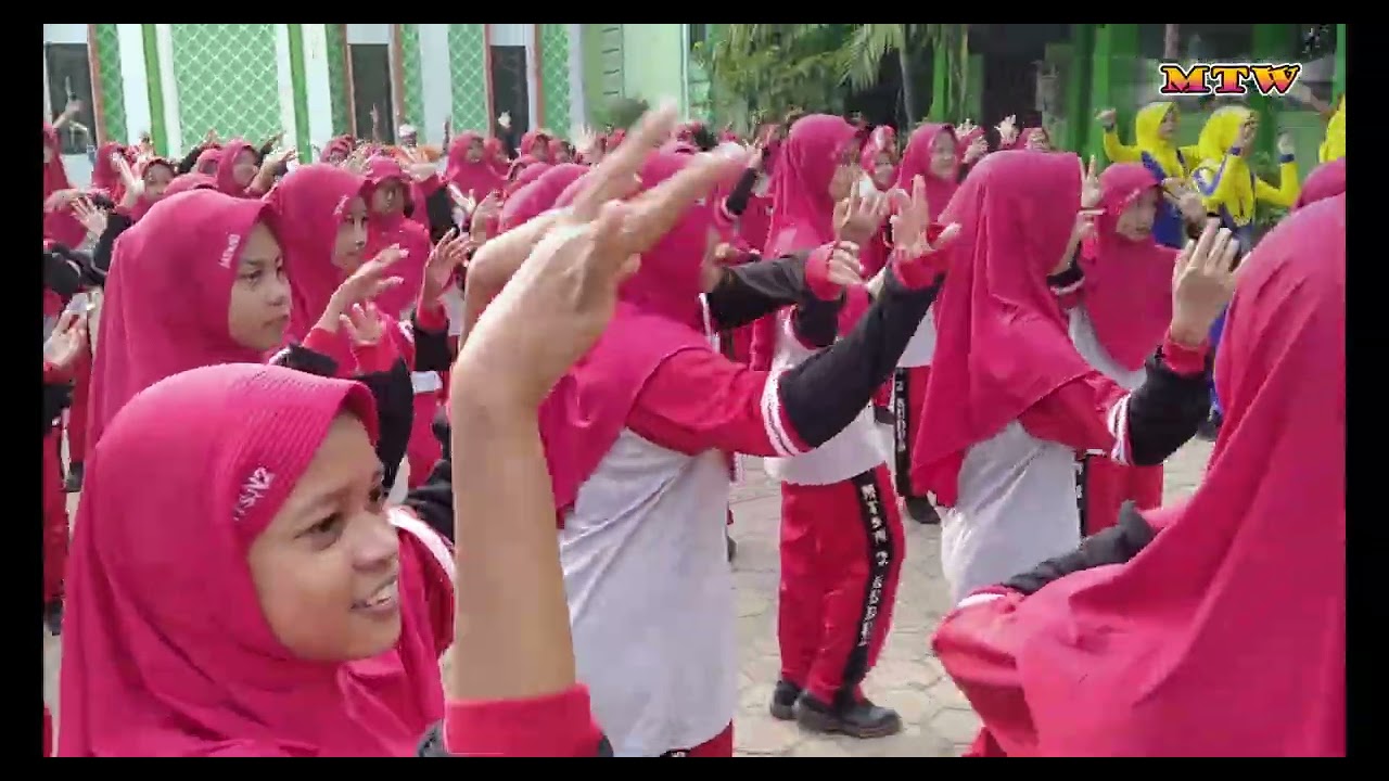 PRAKTEK BAIK PEMBIASAAN OLAHRAGA SENAM SEHAT MTs N 2 KUDUS