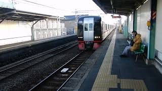 名鉄名古屋本線　黒田駅1番ホームを2200系特急が通過