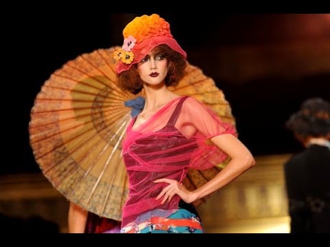 British designer John Galliano's Ready-to-wear Spring-Summer 2006 fashion  show at the Studio 130 in La Plaine Saint-Denis near Paris, France on  October 8, 2005. Photo by JAVA/ABACAPRESS.COM Stock Photo - Alamy