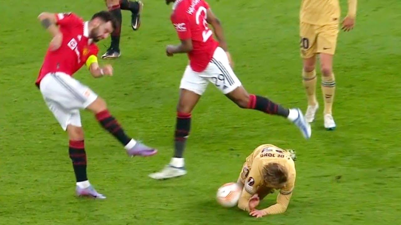 Bruno Fernandes kicked the ball at Frenkie de Jong 😮 in Man Utd vs