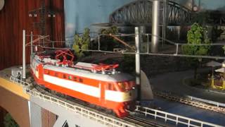 Электровоз ЧС6 с пассажирским поездом на макете СЖД