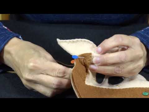 Aprende a coser las orejas de tus muñecos en pañolenci. Yasna Pino.