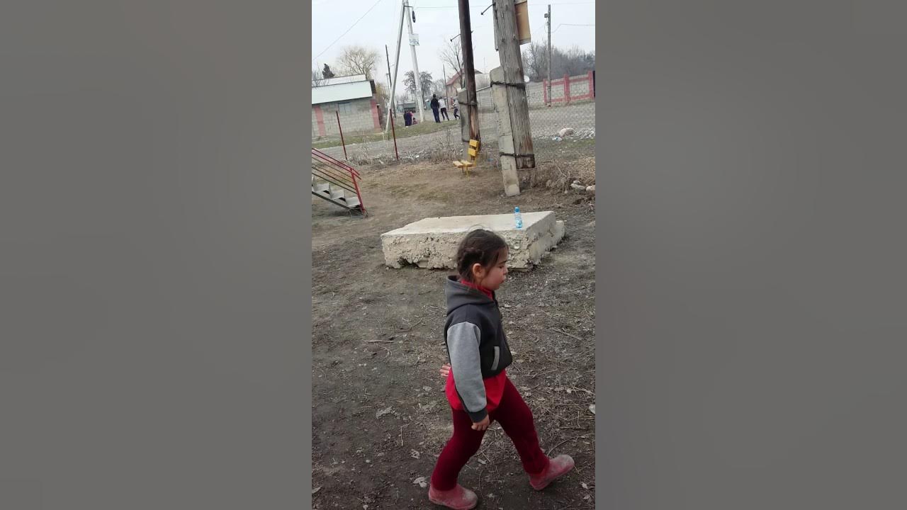 Видео мальчик сделал девочке