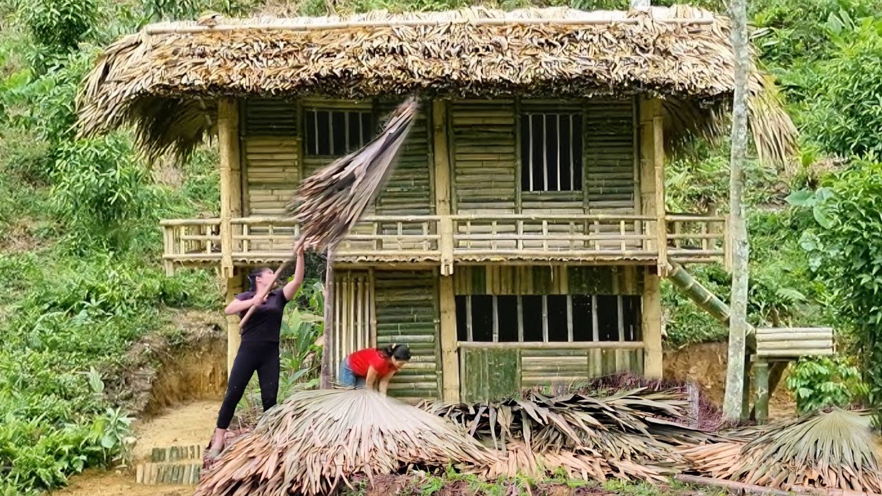 The young girl was having difficulty completing her bamboo house / lý tiểu tiểu 