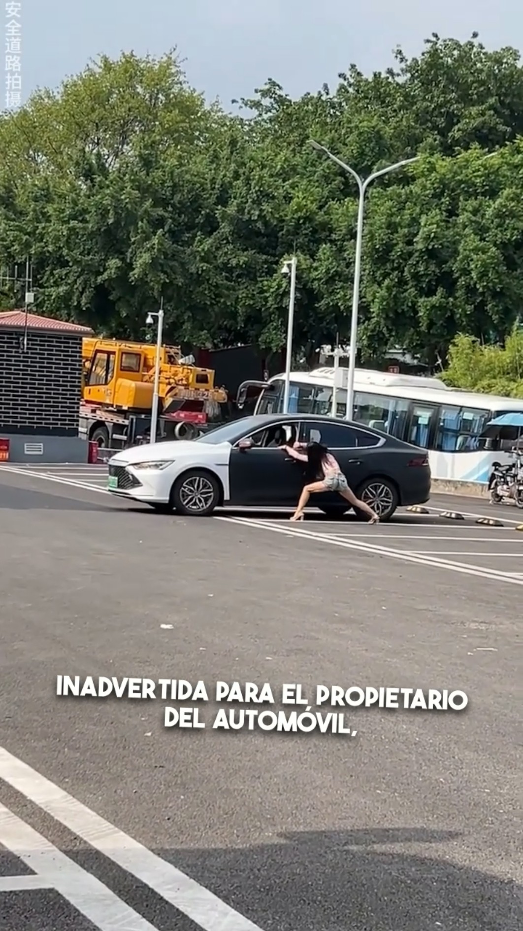 ¡Movió un auto con sus propias manos! ??