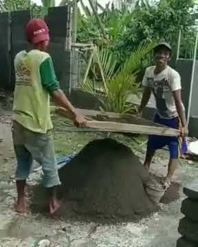 Tingkah lucu tukang bangunan. Hajar kangg 🤣🤣