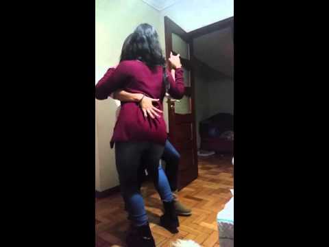 Mãe e filha dançando kizomba