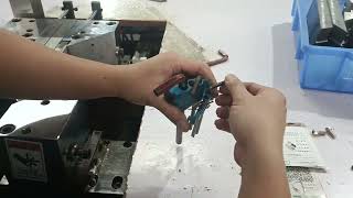 Fully automatic refrigerator gasket welding machine mold installation takes only 7 minutes