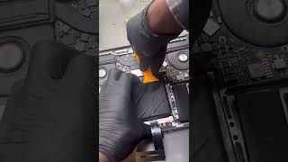 MacBook Pro 2017 repair complete 💻🔧 Battery wouldn't hold charge and the screen was suffering fro