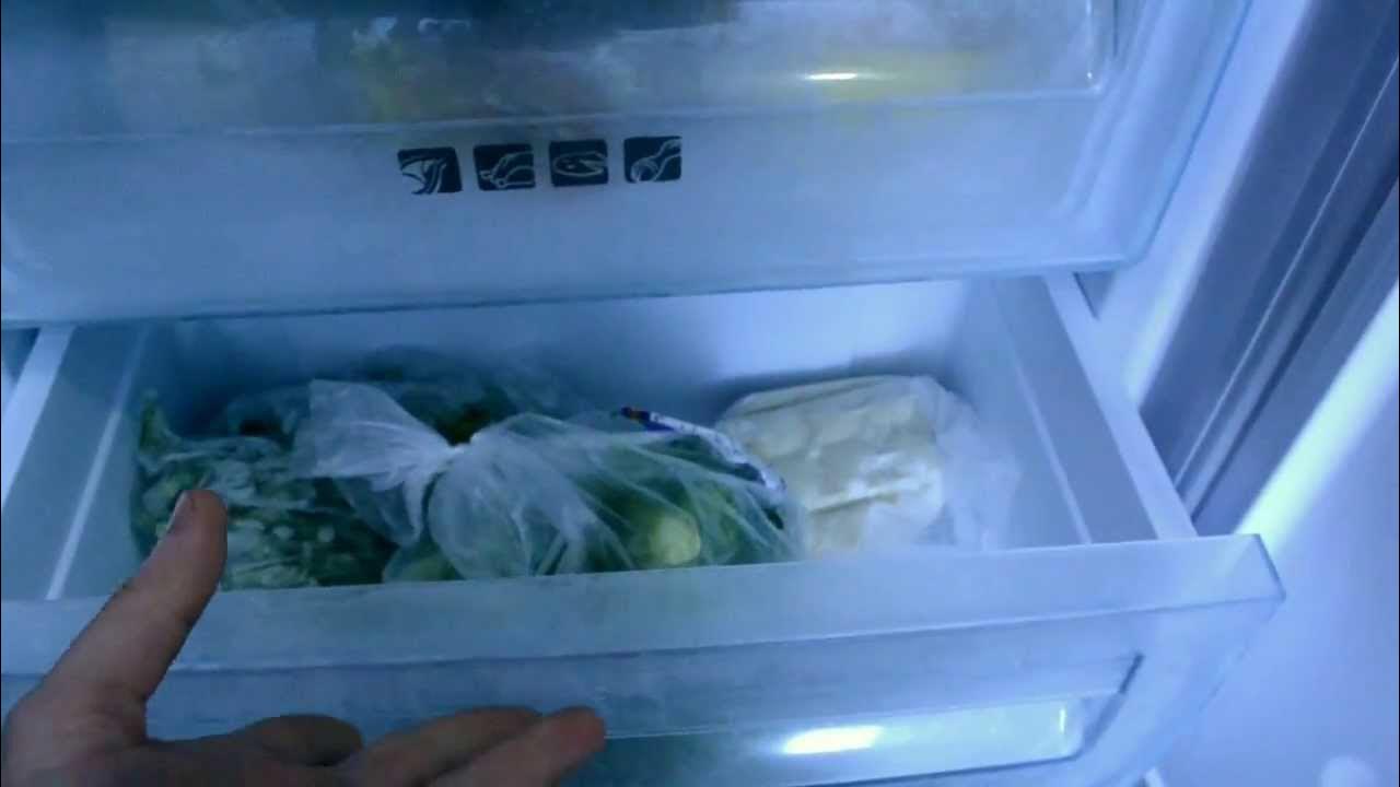 Можно отключать морозильную камеру. Samsung no Frost холодильник rl36ebsw. Холодильник самсунг ноу Фрост вода в морозильной. Холодильник самсунг двухкамерный ноу Фрост вода в морозильной камере. Разобранный холодильник.