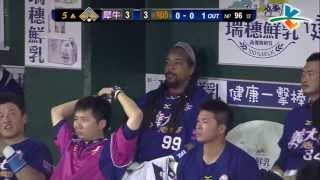 20130601 CPBL 犀牛V.S獅 5上 曼尼深遠飛球送胡金龍上3壘