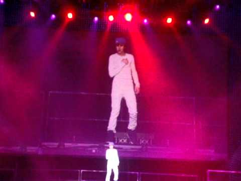 Justin Bieber - One Less Lonely Girl (OLLG Speech/Serenades Fan)