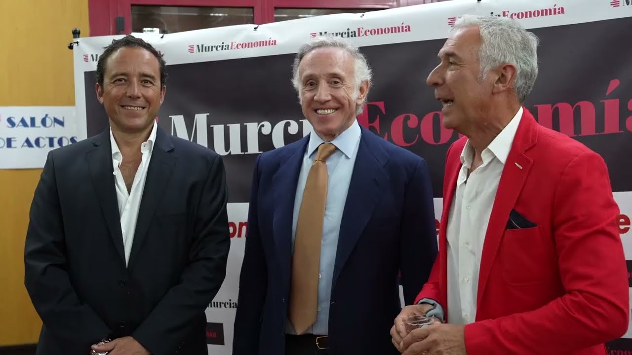 Foto de familia de los miembros del Consejo Editorial