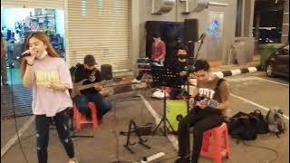 Sir Gobang Gosir di jalanan...Dinda Dania Uniq Band