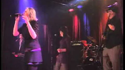 Maureen Russell Los Angeles based singer with cove...