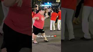 Ba Bạn Nhảy Đẹp Tuyệt Vờibạn Nam Áo Đỏ Trên Mức Tuyệt Vời Nhảy Dẻo Rất Linh Hoạt