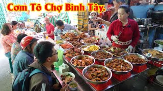 Đụng đoàn khách nước ngoài bà chủ quán cơm bình dân chợ Bình Tây dùng cách này giao tiếp quá đỉnh