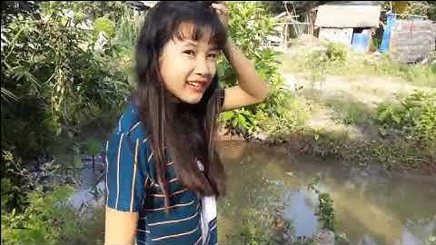 2 chị em đi dớt cá trước sông nhà