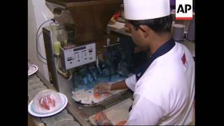 UK: LONDON: NEW ROBOT JAPANESE SUSHI BAR "YO SUSHI" OPENS IN SOHO