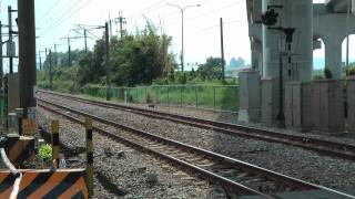 [HD] The Taiwan TRA Local train Daewoo EMU 500 pass the Qiuchang Road level crossing
