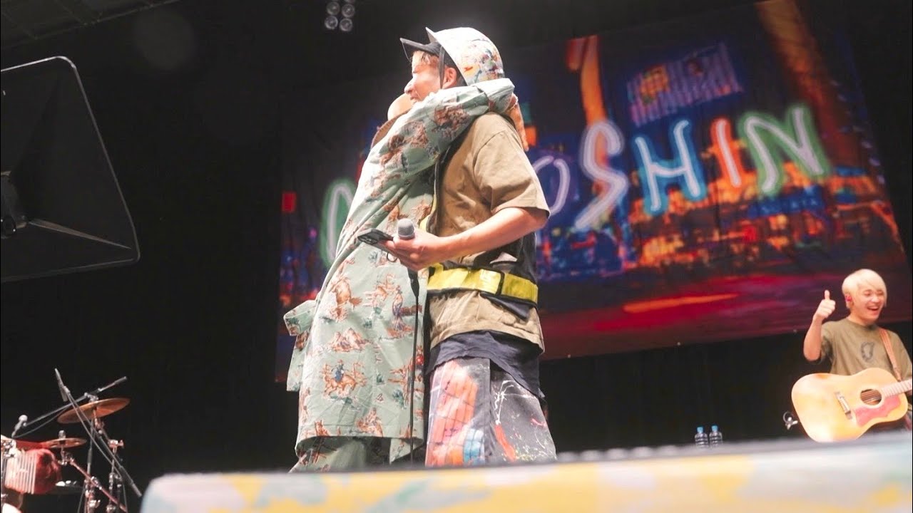 Watch 【待たせてごめん】愛する妻にライブで突然プロポーズが始まり感動の展開に... on YouTube Watch 【待たせてごめん】愛する妻にライブで突然プロポーズが始まり感動の展開に... on YouTube