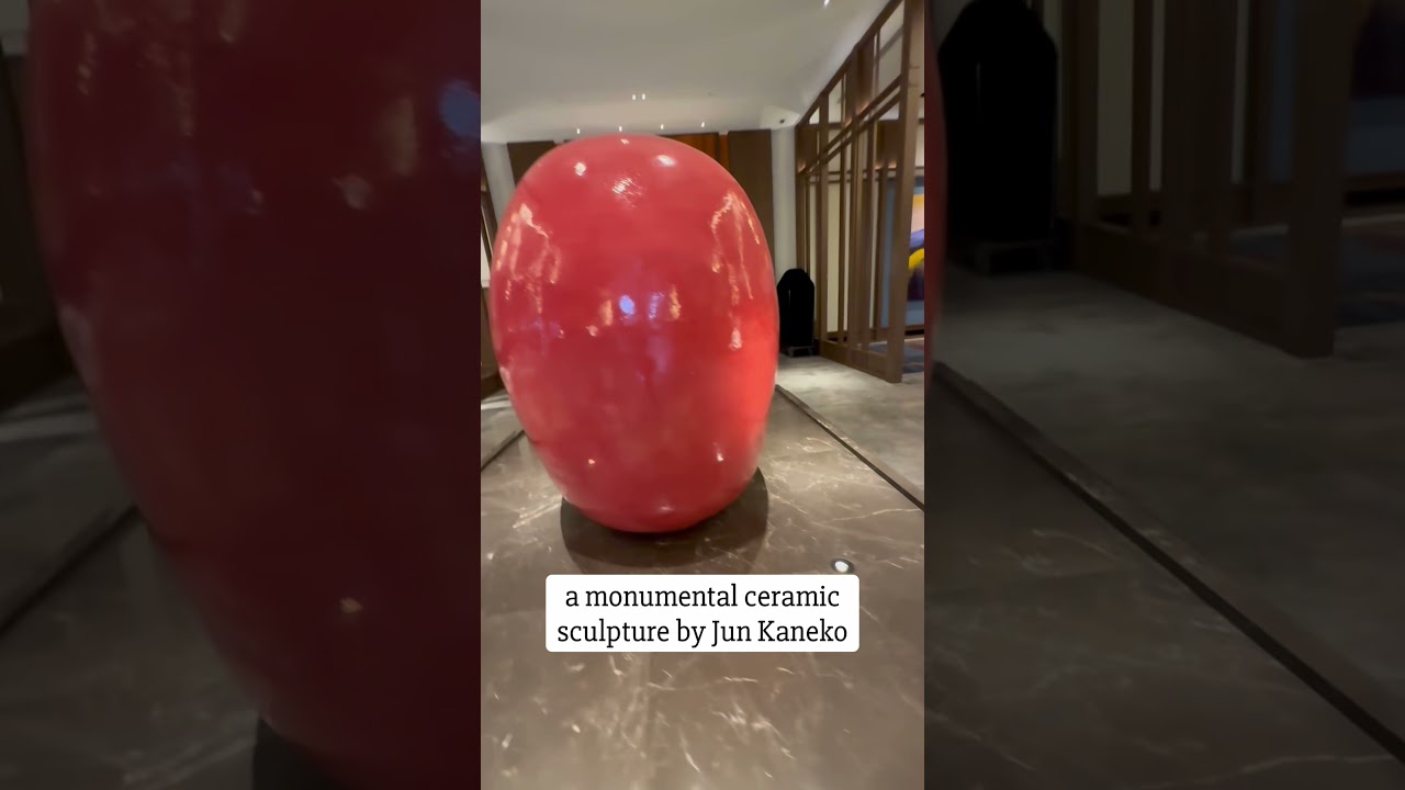 В отеле Waldorf Astoria Osaka центральным элементом вестибюля является монументальная керамическа...