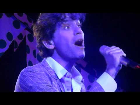 MIKA-Blue Eyes. Mika: