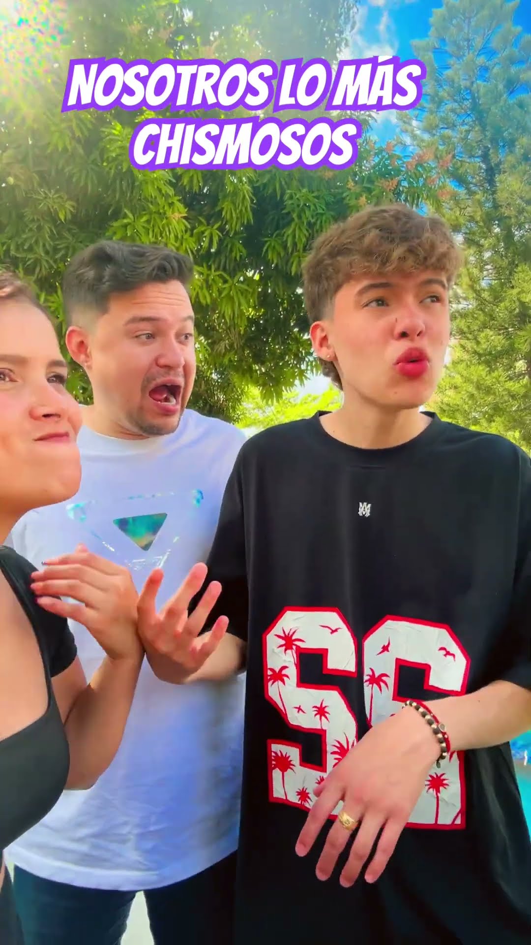 Nosotros chismoseando a los vecinos #humor #cosasdefamilia #comedia #shortviral