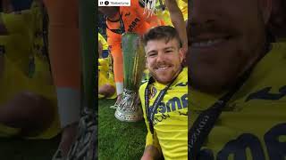 Alberto Moreno can’t stop kissing the Europa League trophy 🏆😂😘