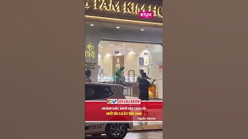 KHOẢNH KHẮC NGƯỜI DÂN CHẶN CỬA NHỐT TÊN C.Ư.Ớ.P TIỆM VÀNG