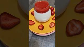 Panna Cotta cu jeleu de capsuni