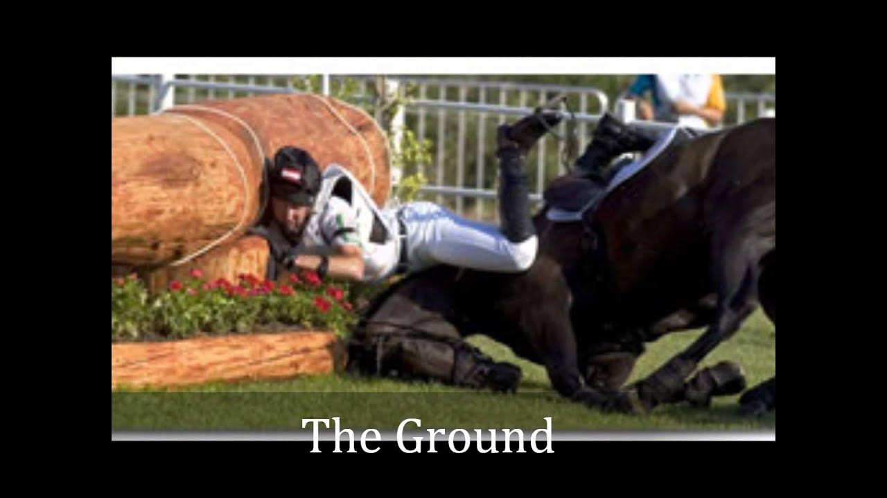 Конный спорт падения. Лошадь упала с горы. Лошадь упала с горы. Стипль чейз. Рысаки цми.