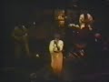 Capture de la vidéo Devo - Are We Not Men? Tour '79 (1-6-79 Chicago, Illinois.) (Overhead Fan Shot Vhs Cam To Dvd+R Rip)