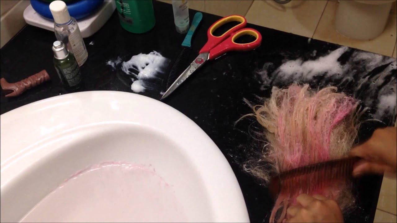 How to detangle , remove frizz , comb , smooth and clean barbie 