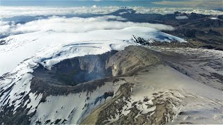 Sobrevuelos con drone del cráter arenas en el volcán nevado del Ruiz 4K