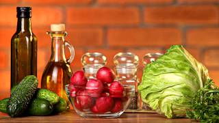 Spitzkohl-, Radieschen- und Gurkensalat. Ein einfaches Rezept.