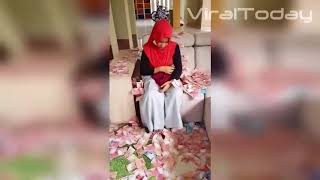 Viral! Video Seorang Perempuan Dilempari Dengan Uang yang Diduga (pelakor)