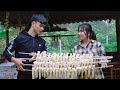 Chung and Tieu Nuong dug up bamboo shoots and made smoked bamboo shoot skewers