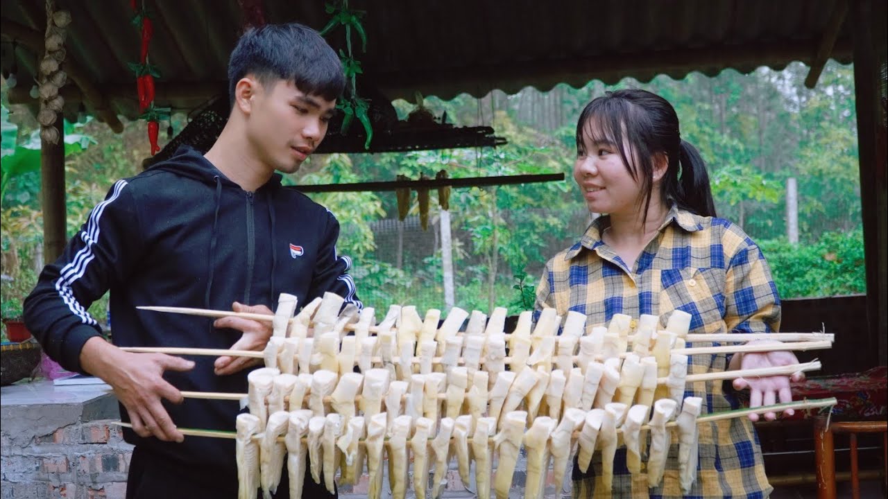Chung and Tieu Nuong dug up bamboo shoots and made smoked bamboo shoot skewers