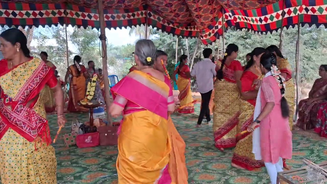 చెక్కపల్లి శ్రీక్రిష్న  గుడిలో కోలాటం